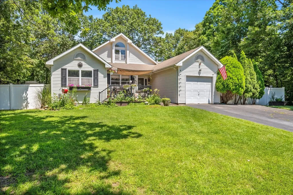 33 Kathleen Crescent Coram NY 11727
