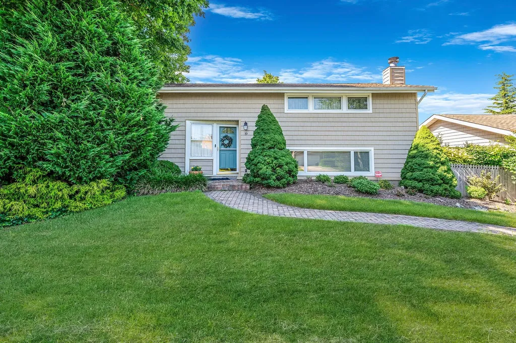 19 Coppertree Lane Babylon NY 11702