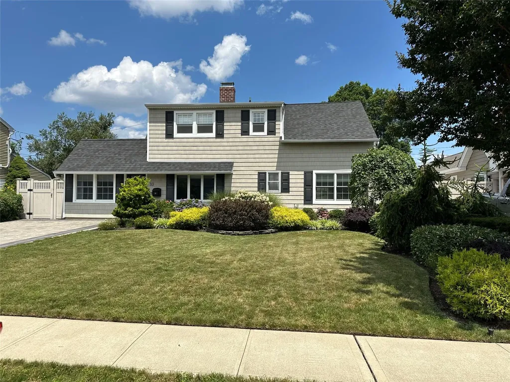 33 Rigger Lane Levittown NY 11756