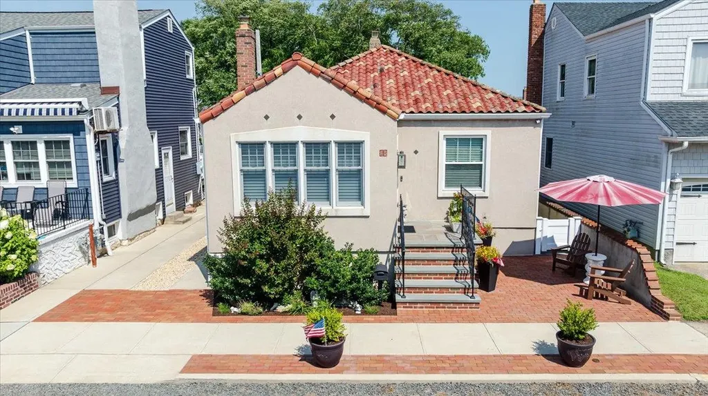 18 Curley Street Long Beach NY 11561