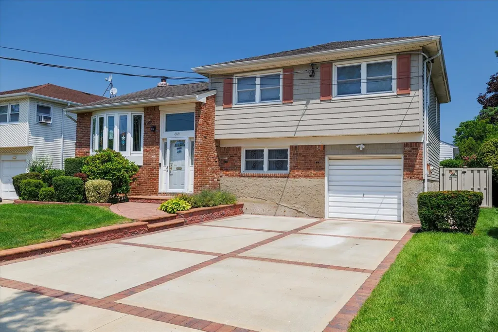 689 Allwyn Street Baldwin NY 11510