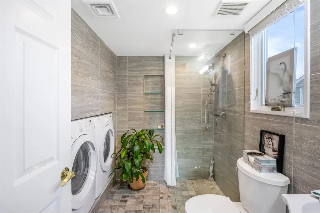 253 West Drive Copiague NY 11726