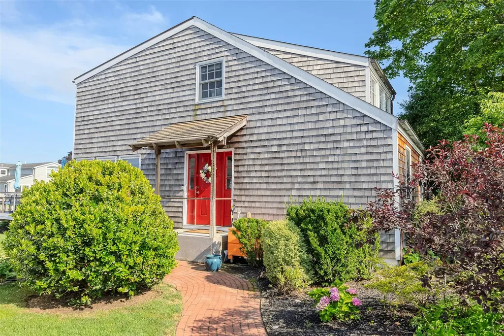 253 West Drive Copiague NY 11726