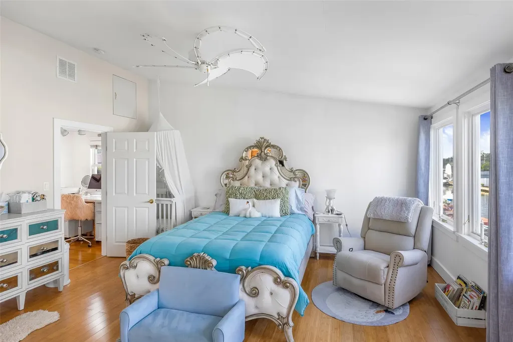 253 West Drive Copiague NY 11726