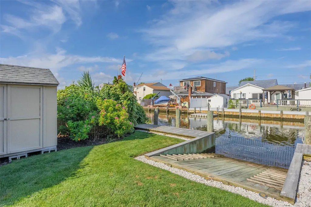 253 West Drive Copiague NY 11726