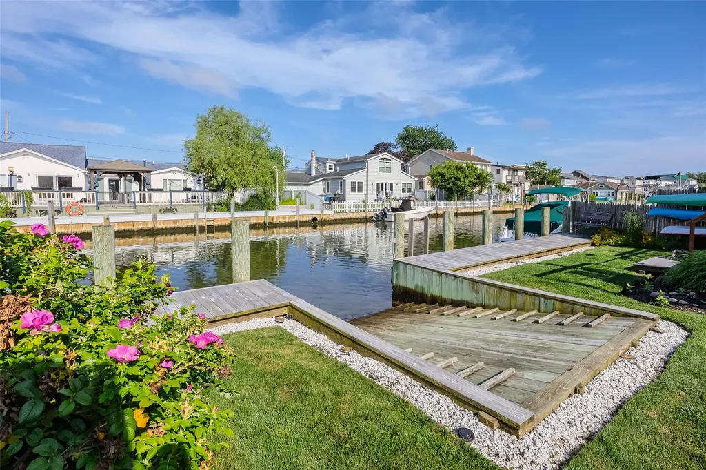 253 West Drive Copiague NY 11726