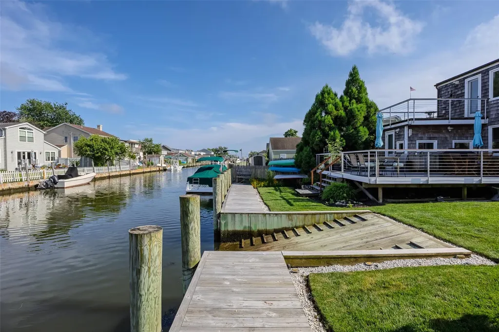 253 West Drive Copiague NY 11726