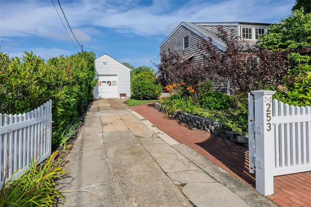 253 West Drive Copiague NY 11726