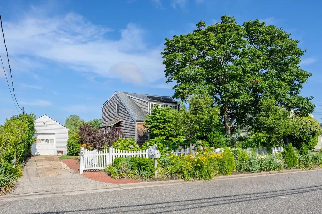 253 West Drive Copiague NY 11726
