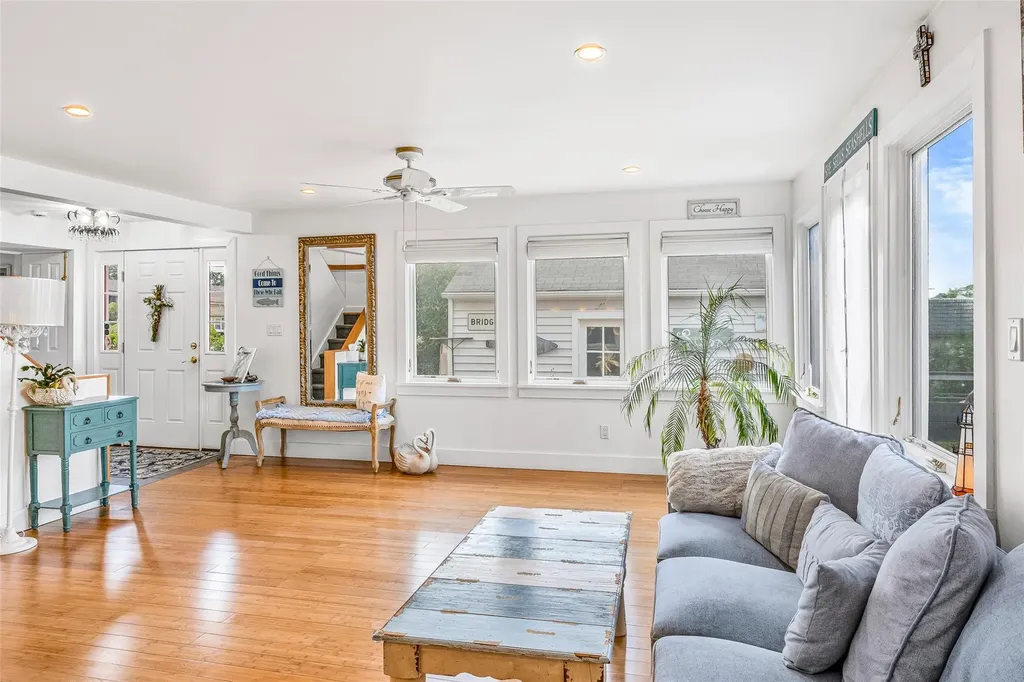 253 West Drive Copiague NY 11726