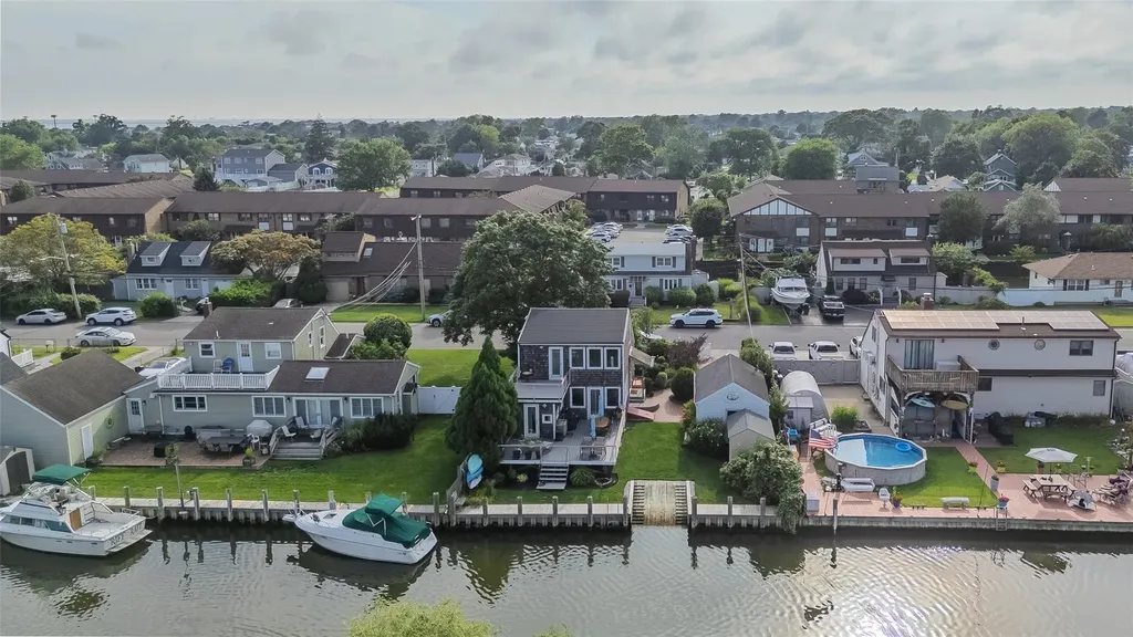253 West Drive Copiague NY 11726