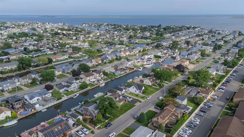 253 West Drive Copiague NY 11726