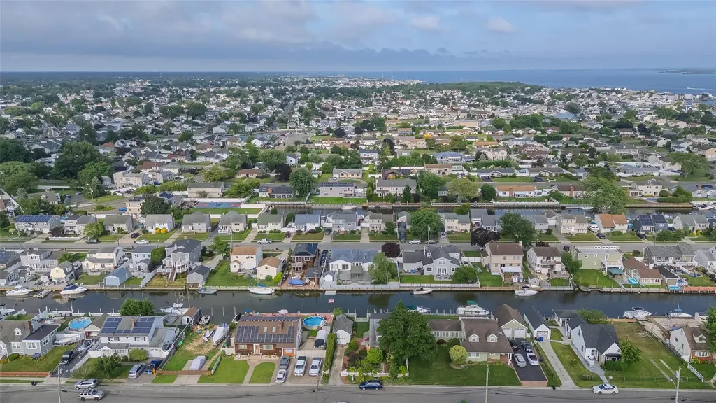 253 West Drive Copiague NY 11726