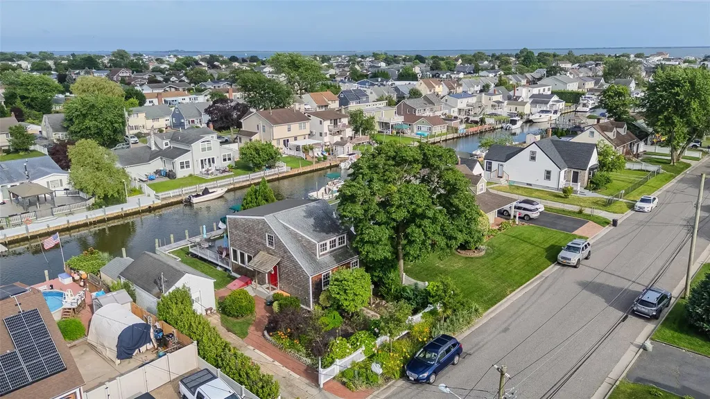253 West Drive Copiague NY 11726
