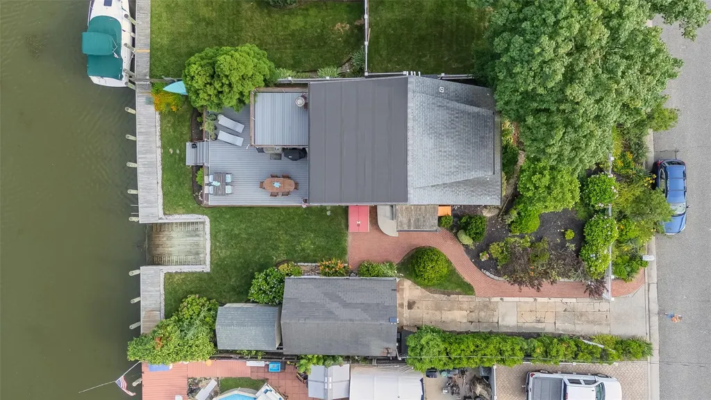 253 West Drive Copiague NY 11726