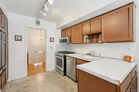 3 Old Farm Circle White Plains NY 10605