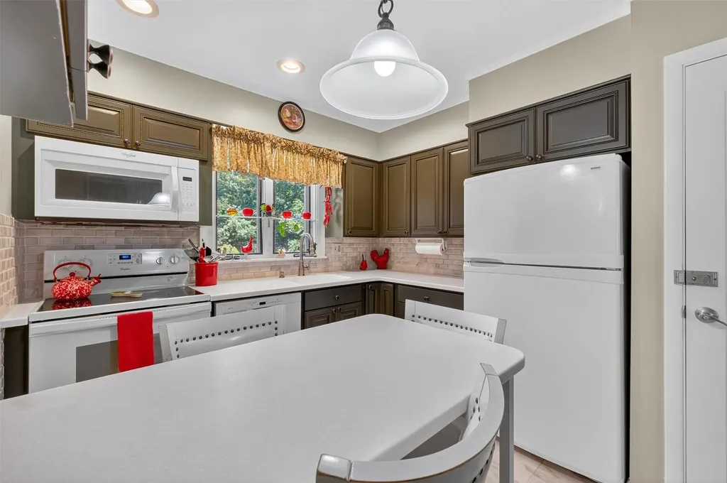 13 Sherwood Drive Poughkeepsie NY 12603