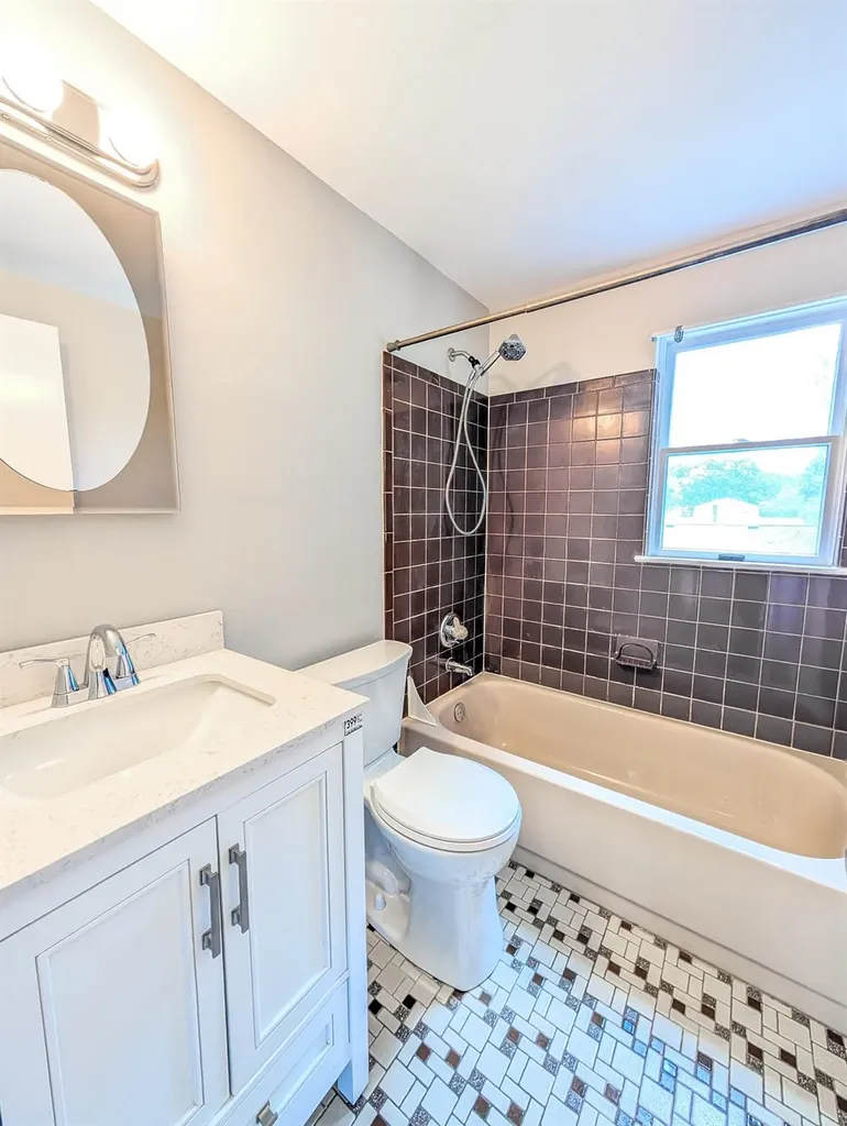 123 Days Avenue Selden NY 11784