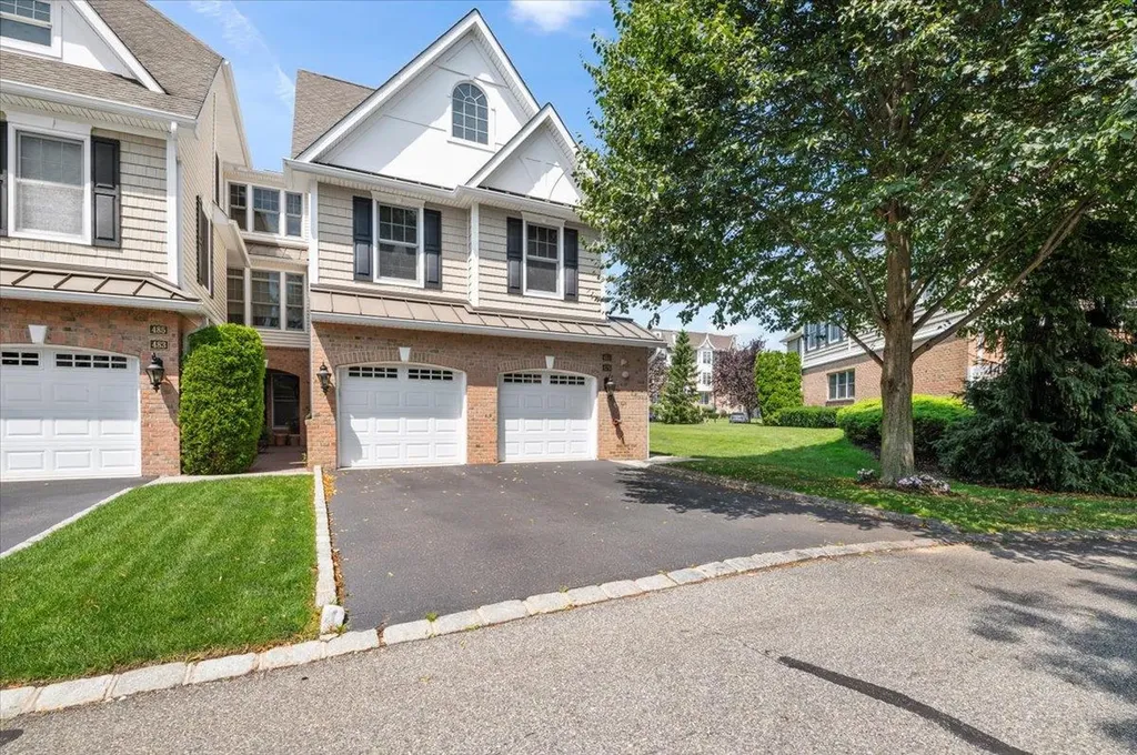481 Pacing Way Westbury NY 11590