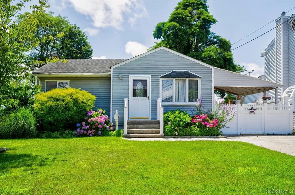 465 N Monroe Avenue Lindenhurst NY 11757