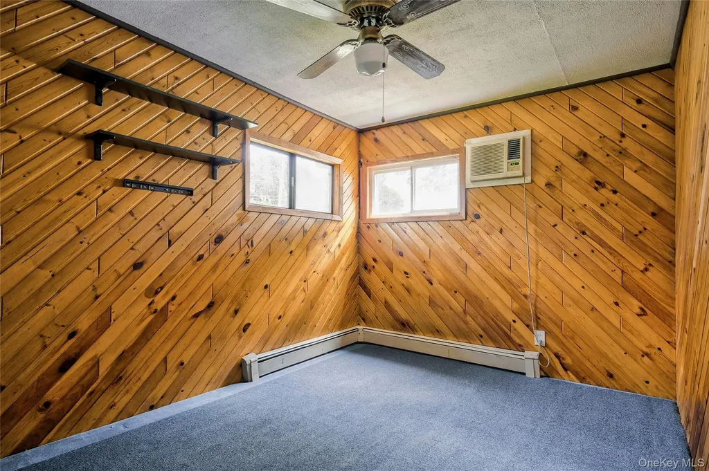 465 N Monroe Avenue Lindenhurst NY 11757