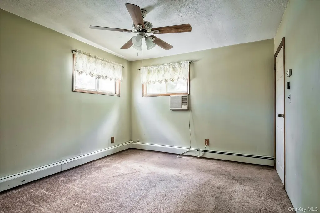 465 N Monroe Avenue Lindenhurst NY 11757