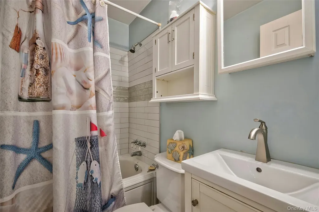 465 N Monroe Avenue Lindenhurst NY 11757