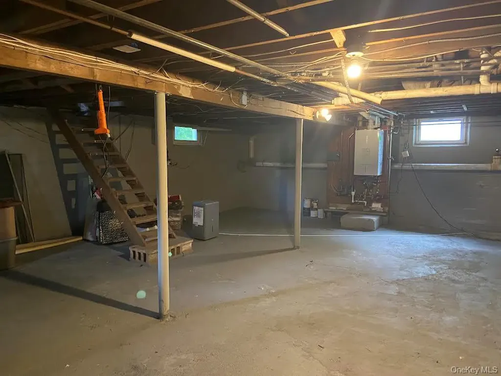 465 N Monroe Avenue Lindenhurst NY 11757