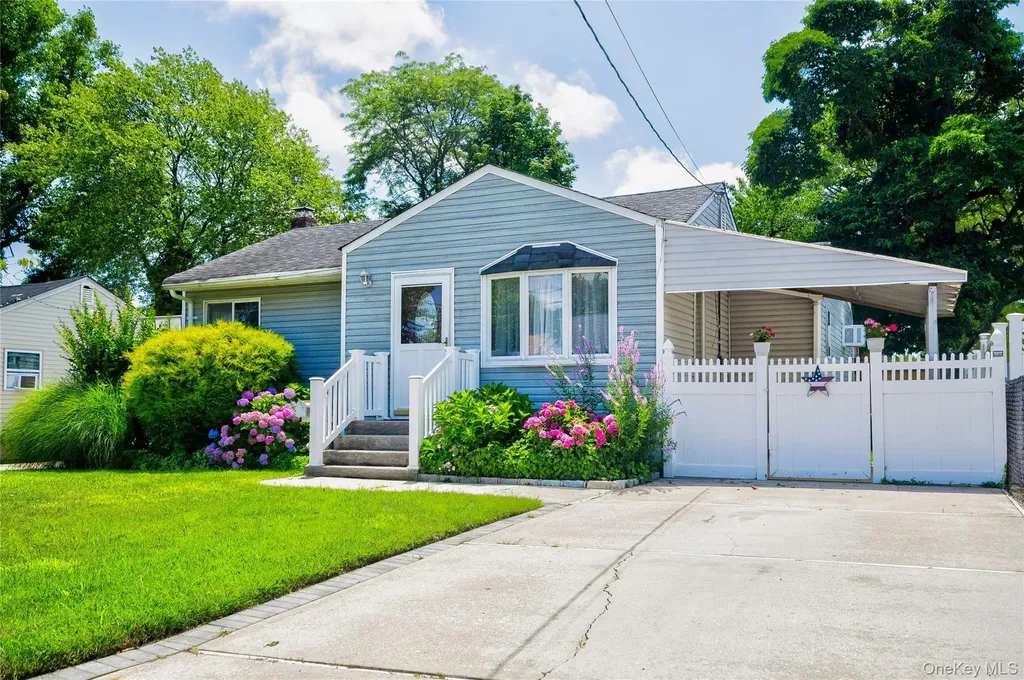 465 N Monroe Avenue Lindenhurst NY 11757