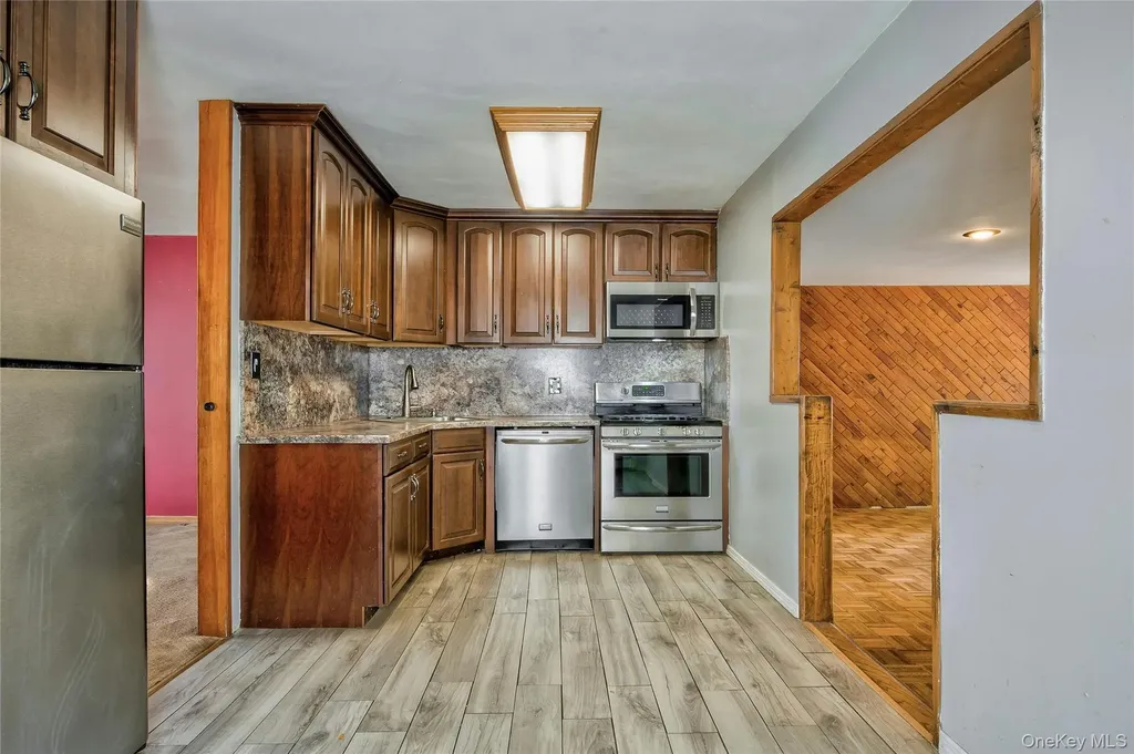 465 N Monroe Avenue Lindenhurst NY 11757