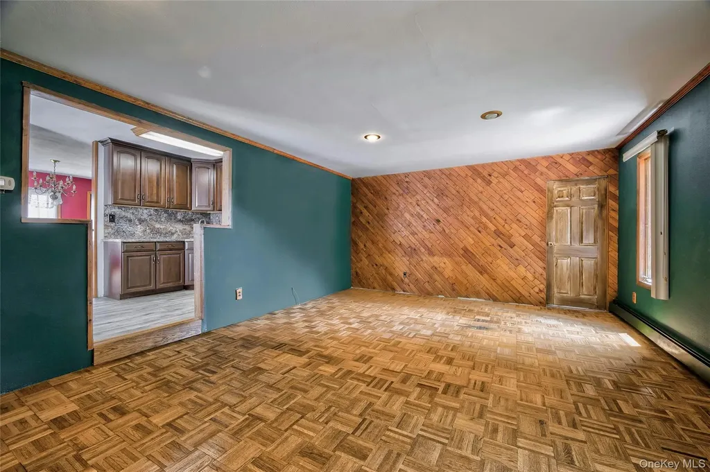 465 N Monroe Avenue Lindenhurst NY 11757