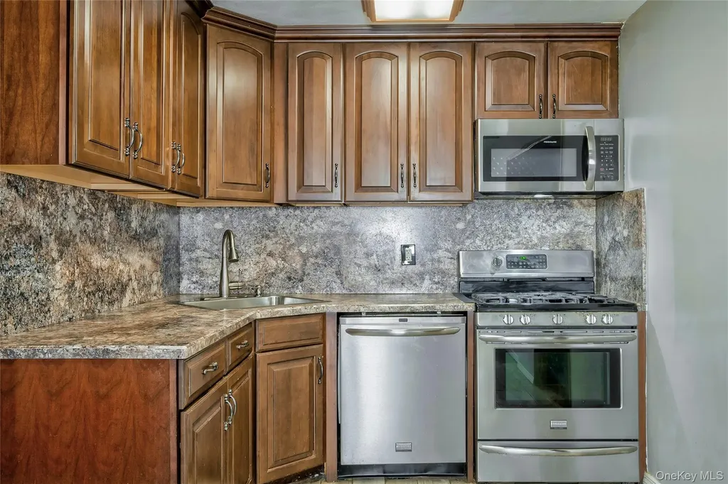 465 N Monroe Avenue Lindenhurst NY 11757