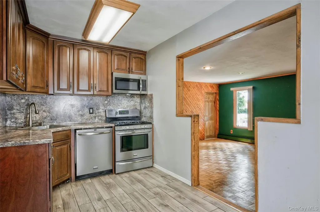 465 N Monroe Avenue Lindenhurst NY 11757