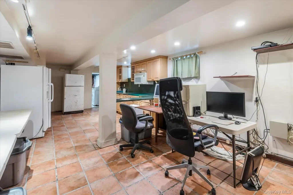 7844 86th Street Glendale NY 11385
