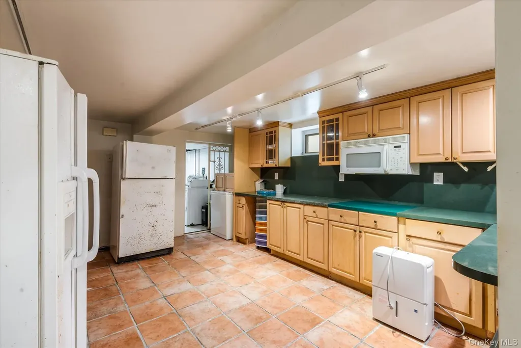 7844 86th Street Glendale NY 11385