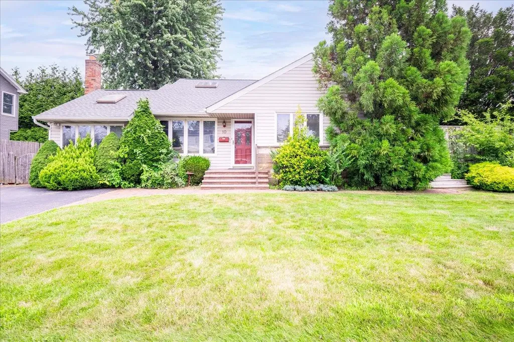 10 Seneca Drive Massapequa NY 11758