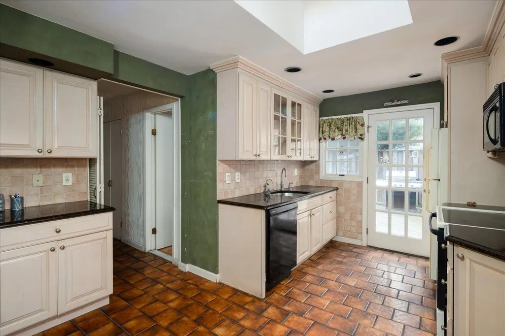 10 Seneca Drive Massapequa NY 11758