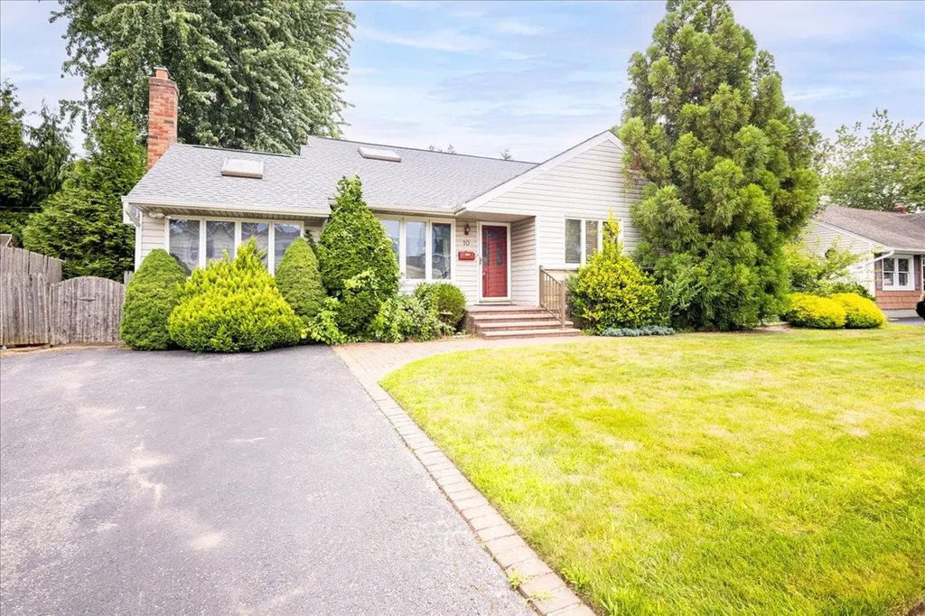 10 Seneca Drive Massapequa NY 11758
