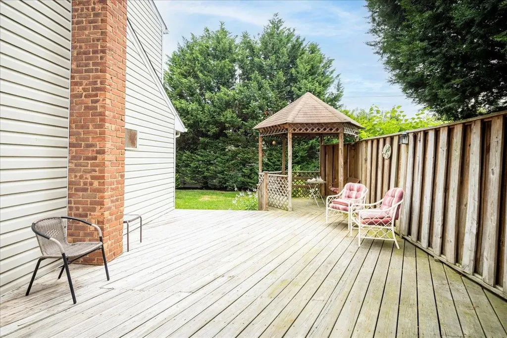 10 Seneca Drive Massapequa NY 11758