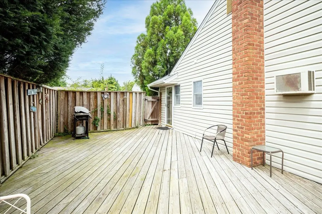 10 Seneca Drive Massapequa NY 11758