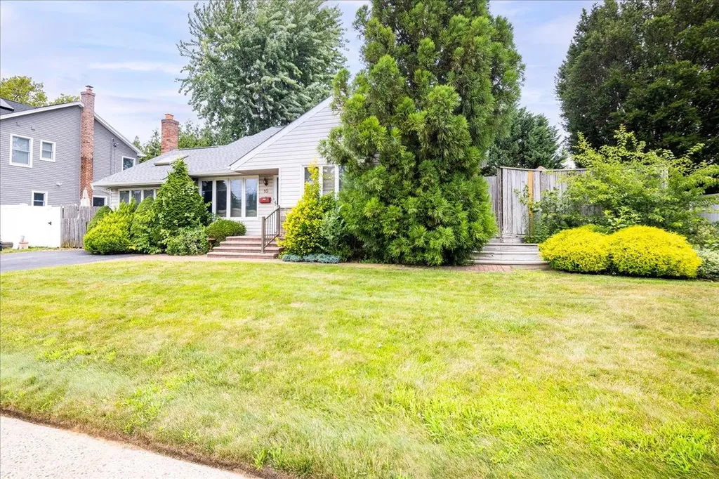 10 Seneca Drive Massapequa NY 11758