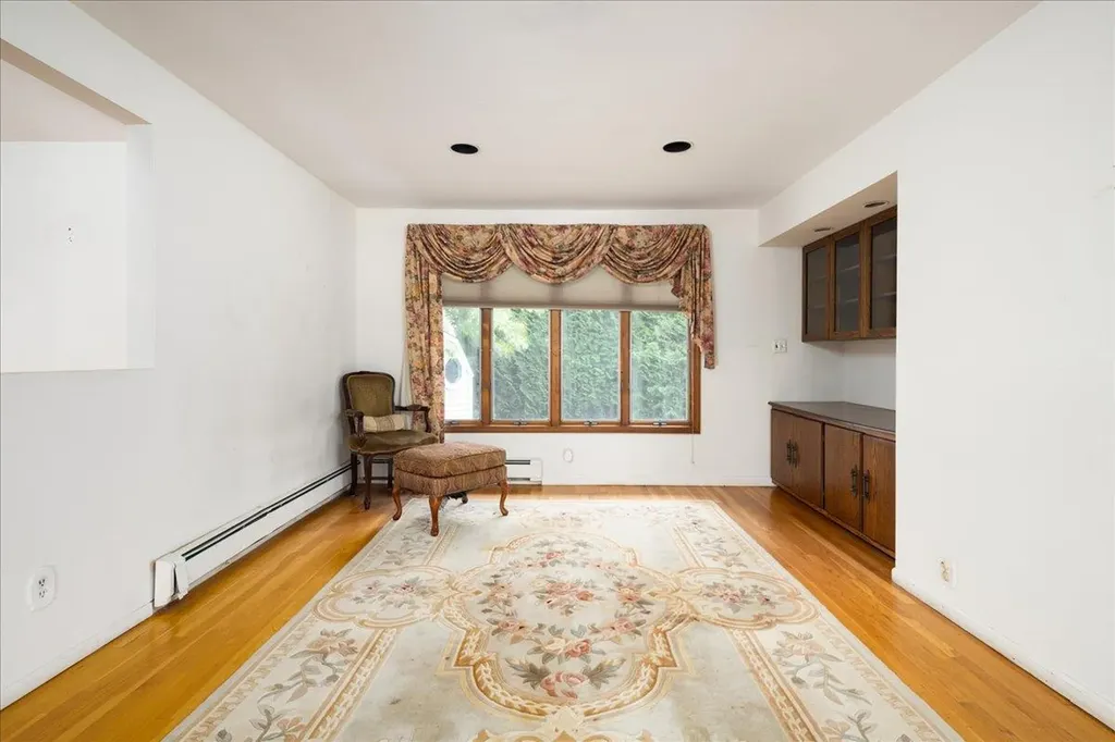 10 Seneca Drive Massapequa NY 11758