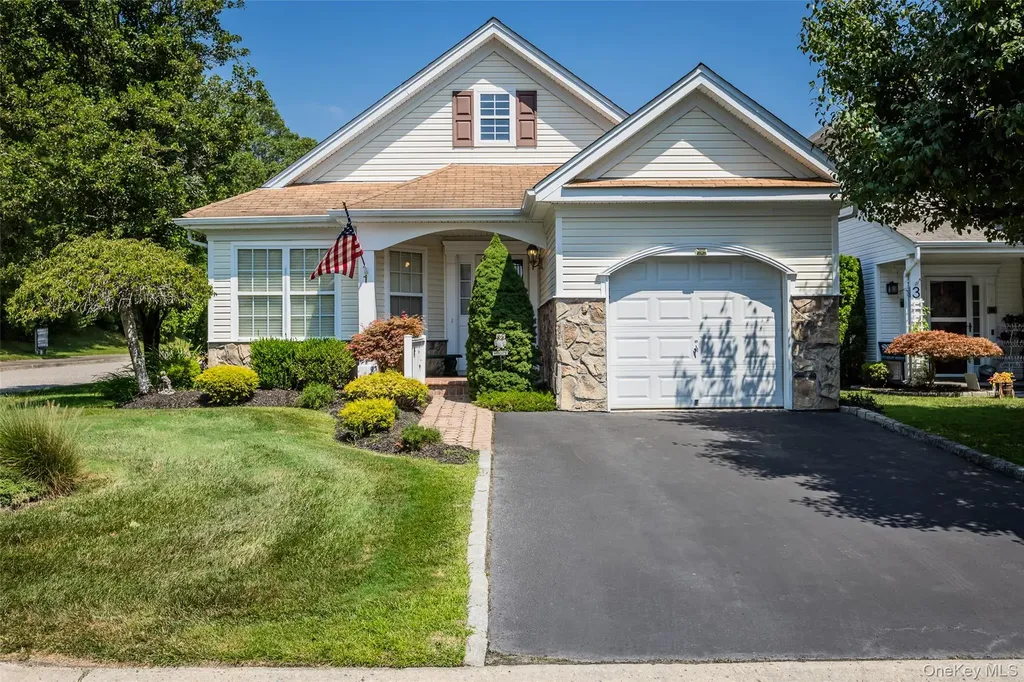 1 Kate Circle Middle Island NY 11953
