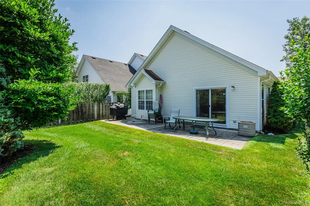1 Kate Circle Middle Island NY 11953