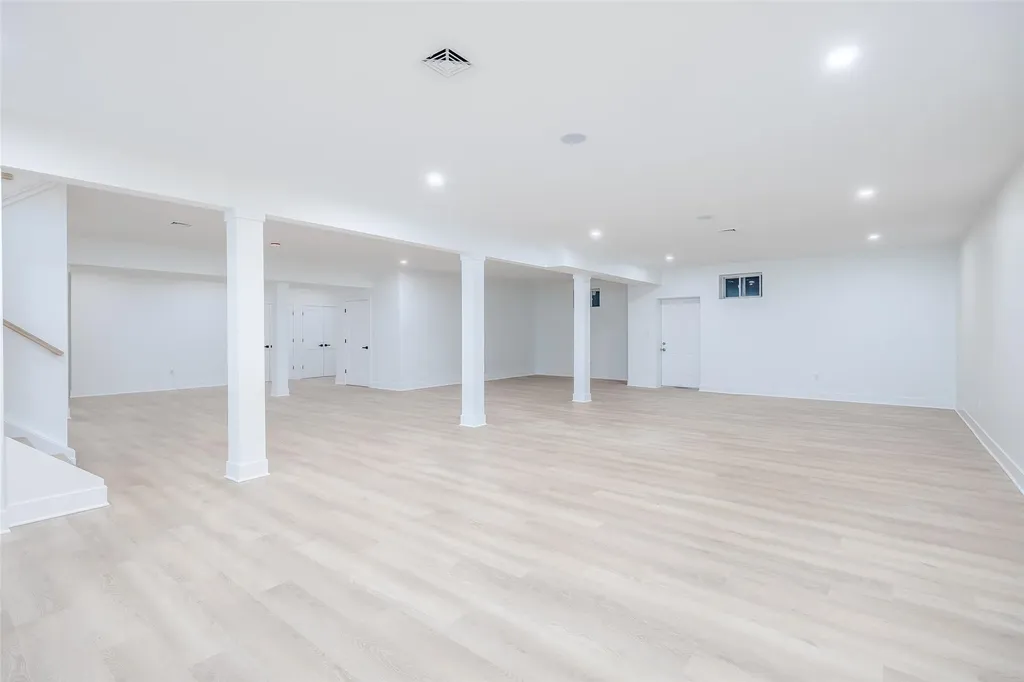 9 Friends Lane Westbury NY 11590