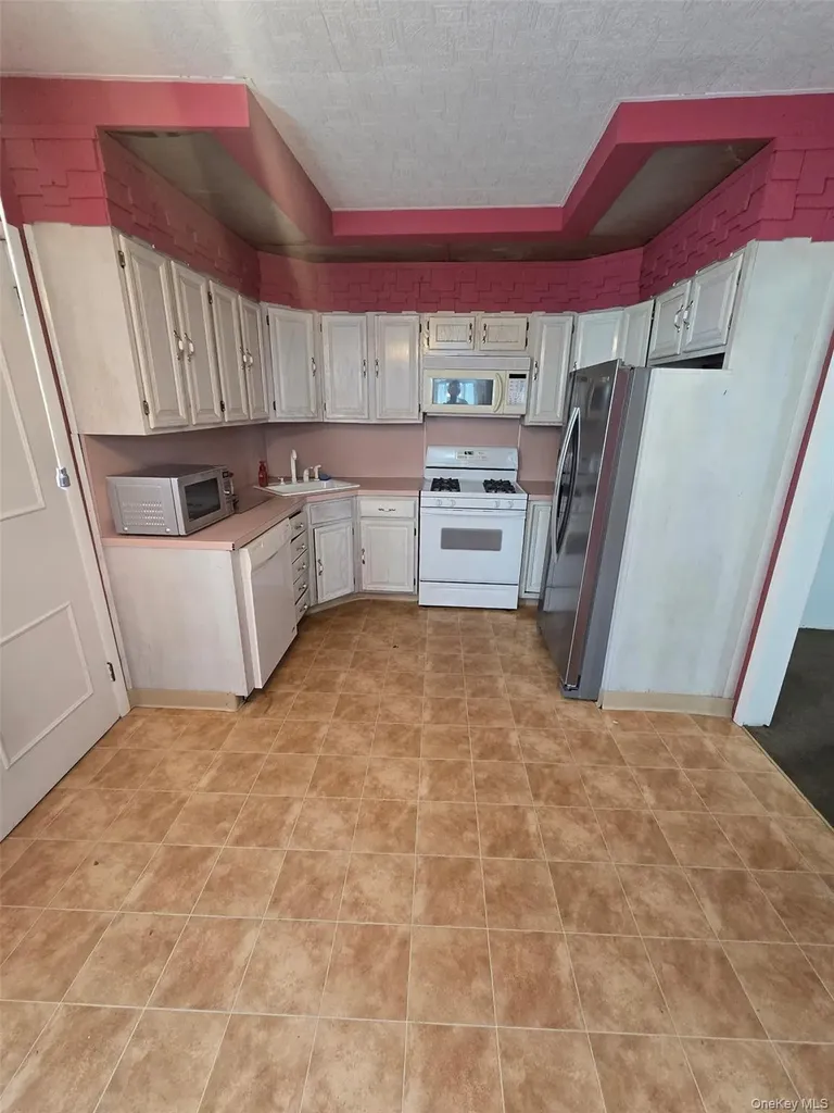 7733 79th Street Glendale NY 11385