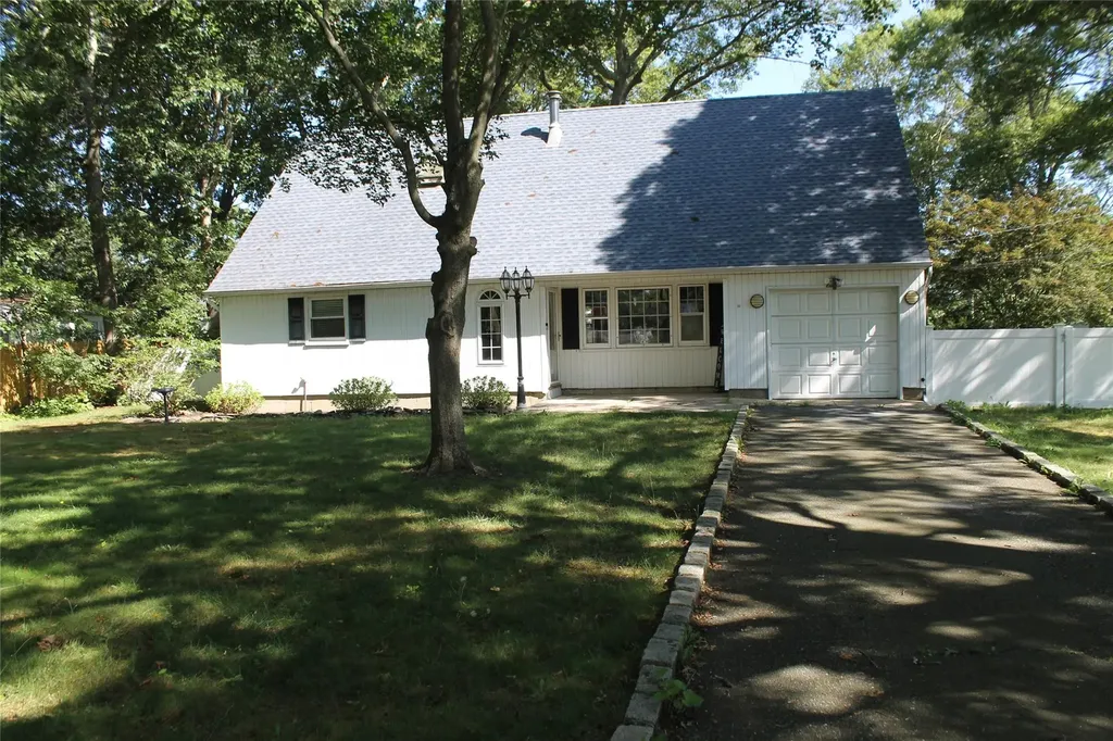 11 Roberts Road Shirley NY 11967