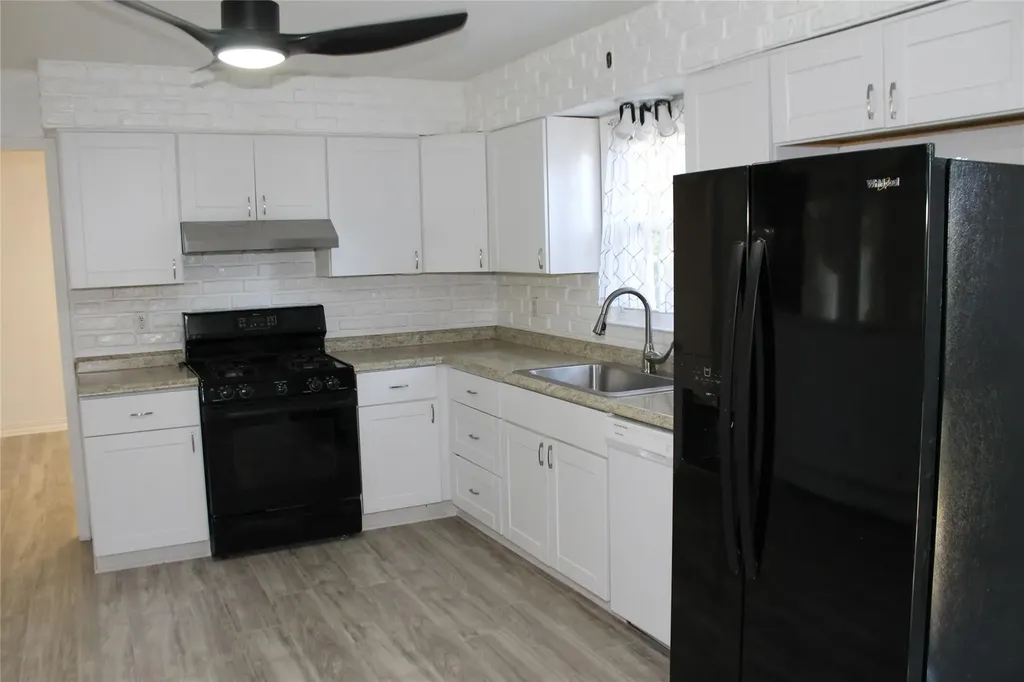 11 Roberts Road Shirley NY 11967