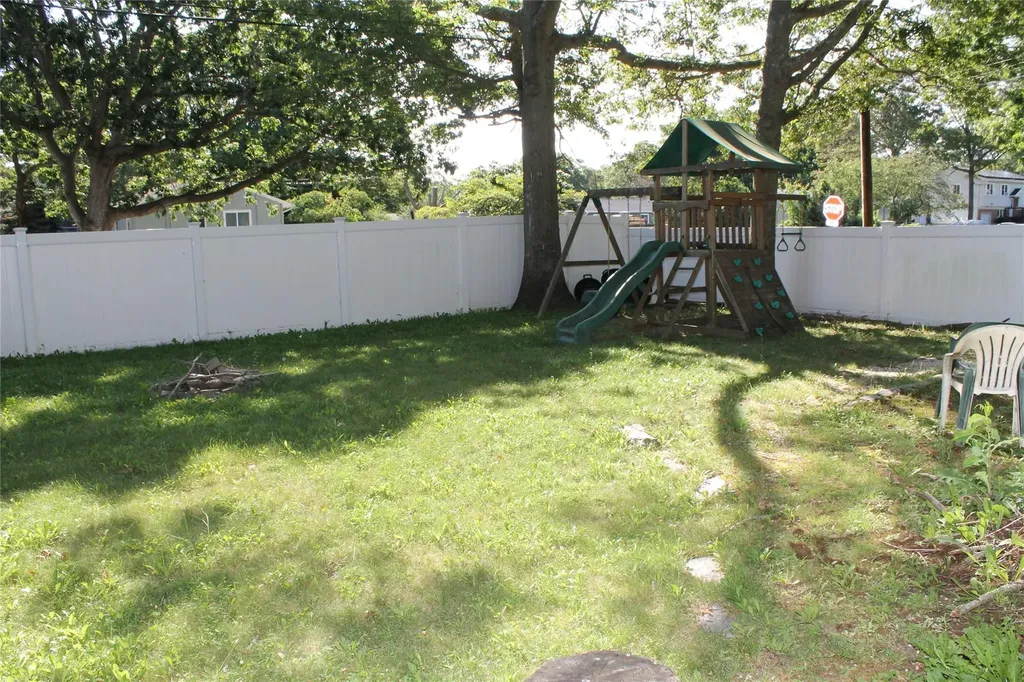 11 Roberts Road Shirley NY 11967