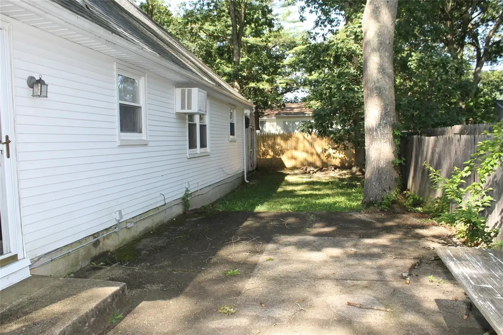 11 Roberts Road Shirley NY 11967
